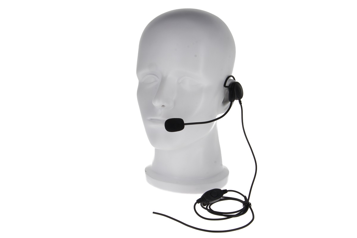 Tête modèle avec casque noir, bras de micro à l'oreille.