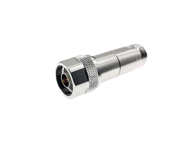 Metalen adapter met gekartelde grip en schroefdraadverbinding.