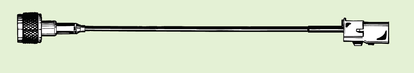 Coaxkabel met N-connector links en FME-connector rechts op lichte achtergrond.