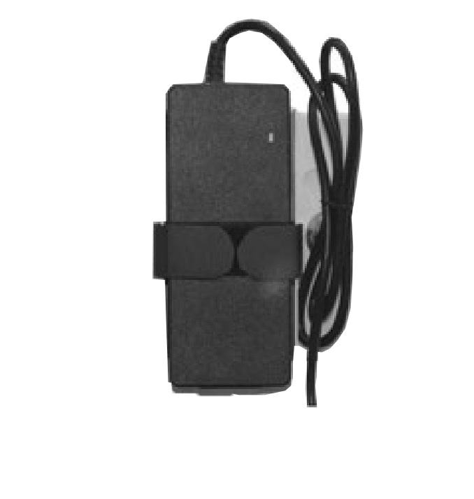 Zwarte laptopadapter met kabelhouder en aangesloten kabel.