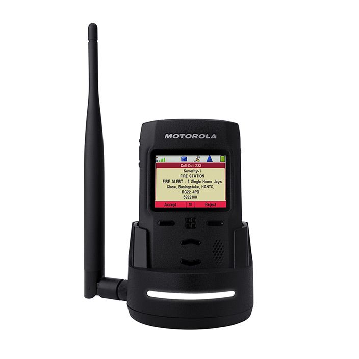 Draagbaar communicatieapparaat met display en antenne.