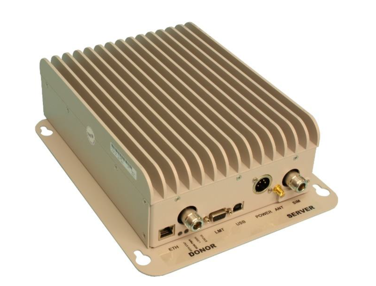 Boîtier électronique en métal avec ailettes et connecteurs sur une plaque de base.