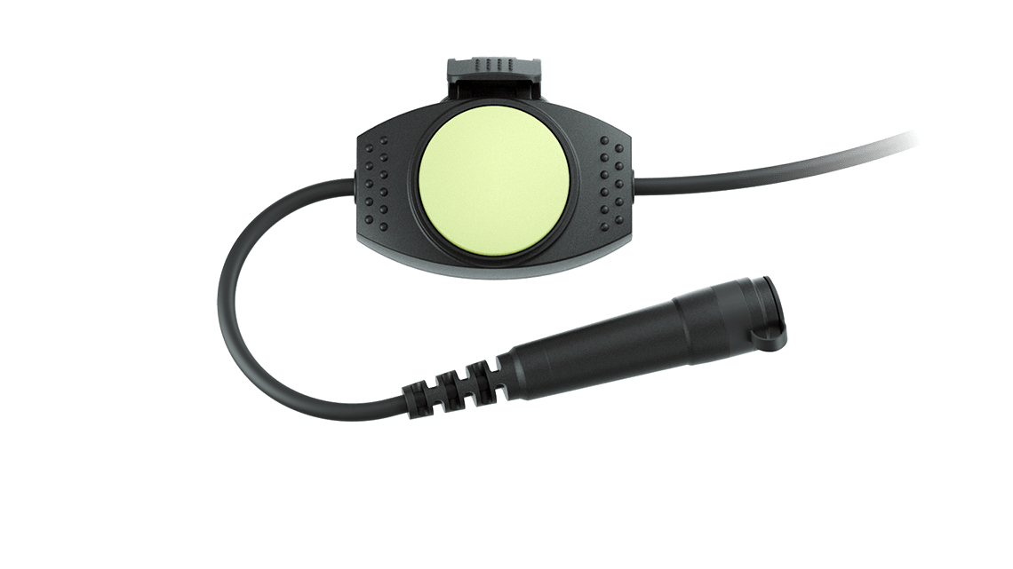 Zwarte ovale schakelaar met gele knop en kabel.