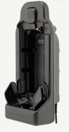 7000-00752321_mot_01.jpg Zwarte telefoonhouder met verticale sleuf en kabelaansluiting.