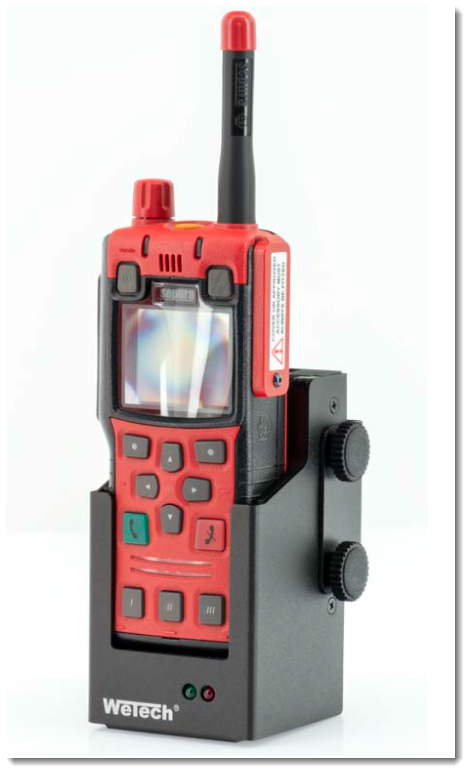 7000-00752194_wem_01.png Rode radio met antenne in zwart laadstation, toetsenbord en scherm.