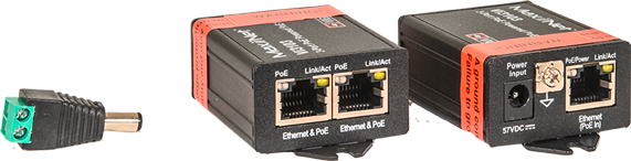 Twee Ethernet-adapters en een stroomaansluiting voor stroomoverdracht.