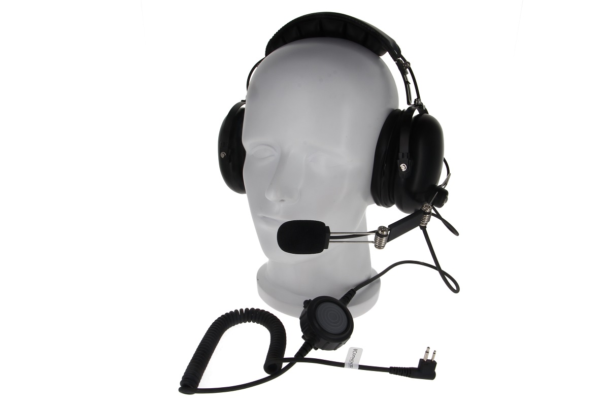 Casque avec microphone sur modèle de tête blanc.