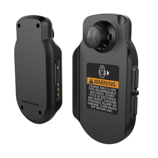 Twee zwarte draagbare radiomodules met batterijlaadwaarschuwing.