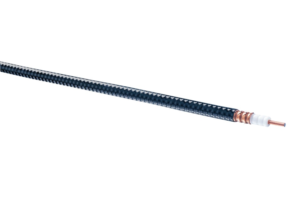 Coaxkabel met zwarte isolatie en koperen binnengeleider.