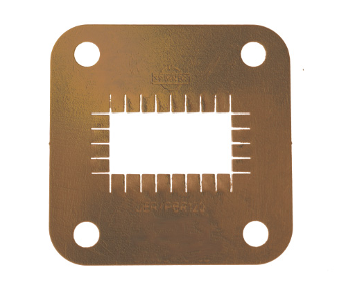 Plaque métallique avec trou rectangulaire et découpes droites. Quatre trous aux coins.
