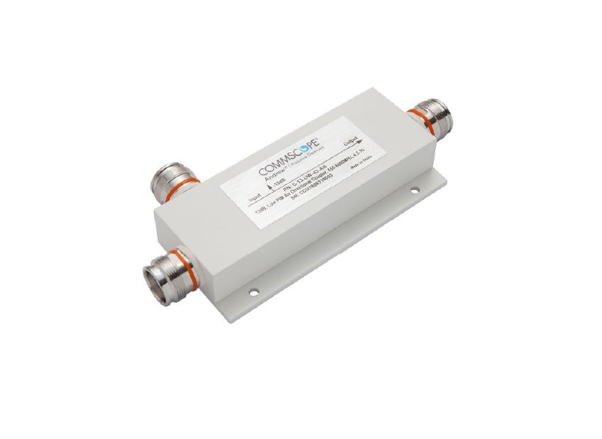 Elektronisch onderdeel met twee connectoren en etiket in het midden.