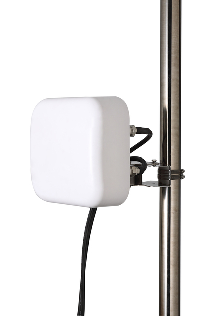 Antenne blanche carrée montée sur un poteau en métal.