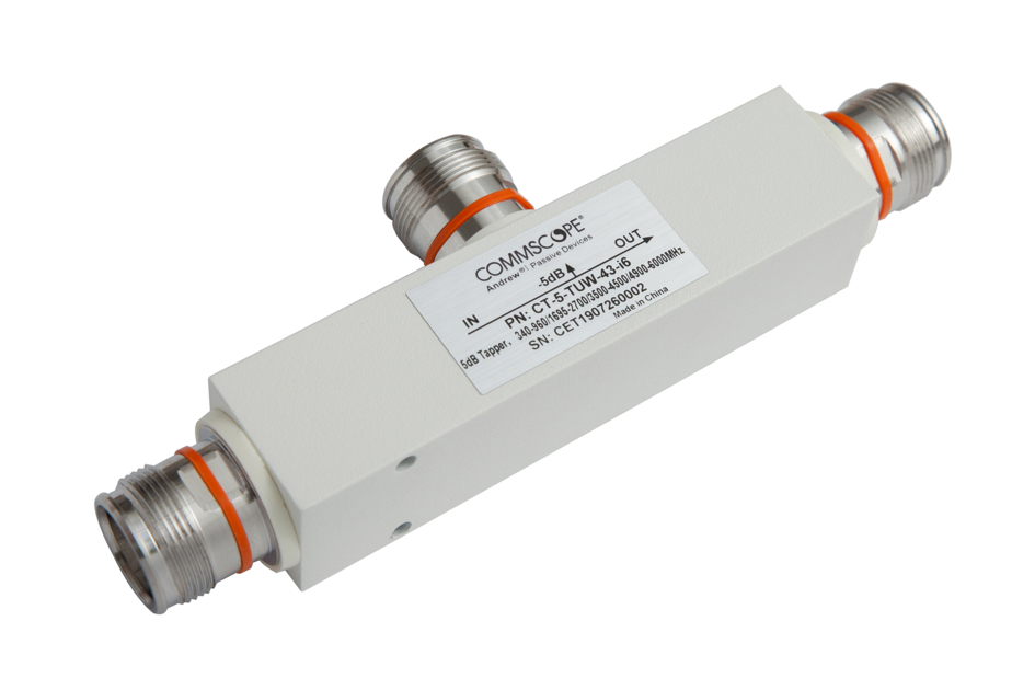 7000_00753784_COM_01.jpg Rechthoekige splitter met connectors en label bovenop.