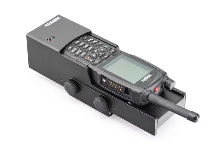 Laadstation met radio, antenne en toetsenbord.
