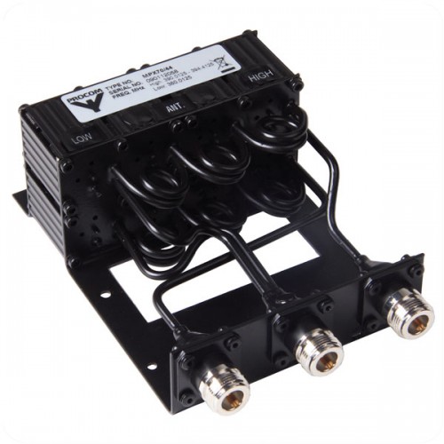 Composant électronique noir avec trois connecteurs et câbles spirales.