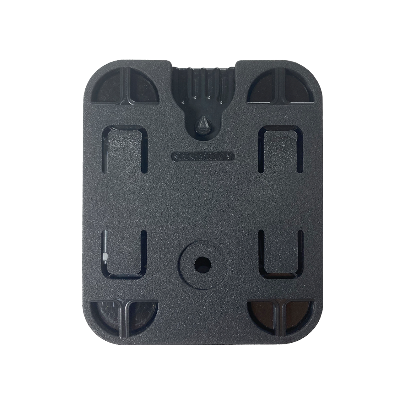 Plaque rectangulaire en plastique noir avec découpes.