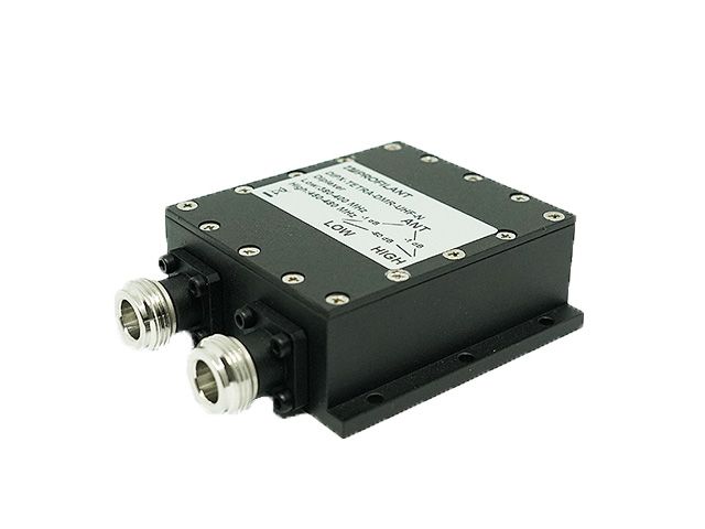 7000_00757645_PRT_01.jpg Zwart elektronisch onderdeel met twee metalen aansluitingen.