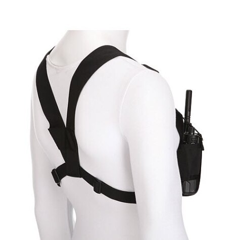 Persoon met zwart schouderholster met een radio.