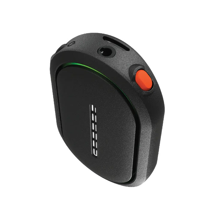 Zwart apparaat met knop en stopcontact, gloeiend display.