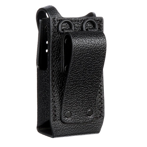 Zwarte, gestructureerde riemholster van imitatieleer met klepsluiting.