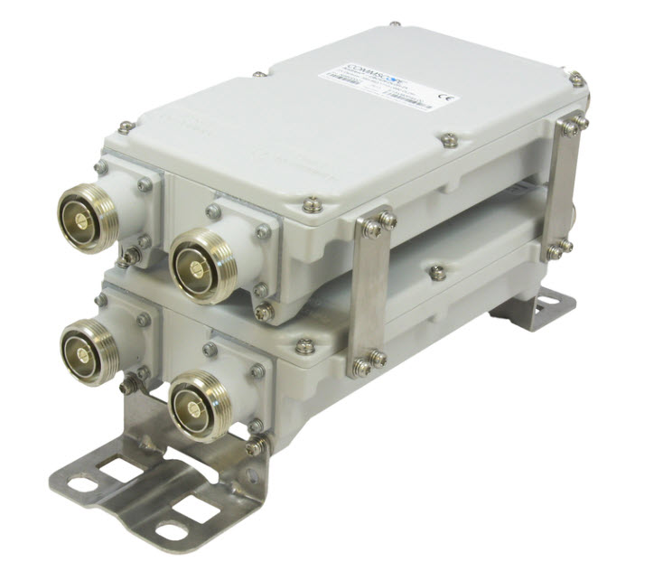 Deux boîtiers métalliques empilés avec des connecteurs de câbles.