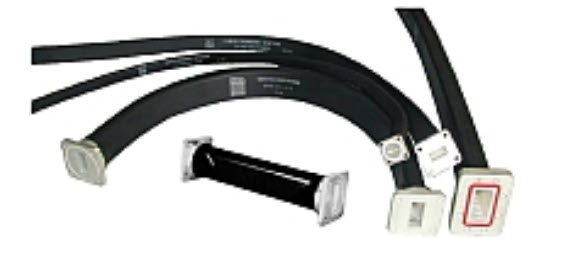 Verschillende zwarte hoogfrequente kabels met diverse connectors.