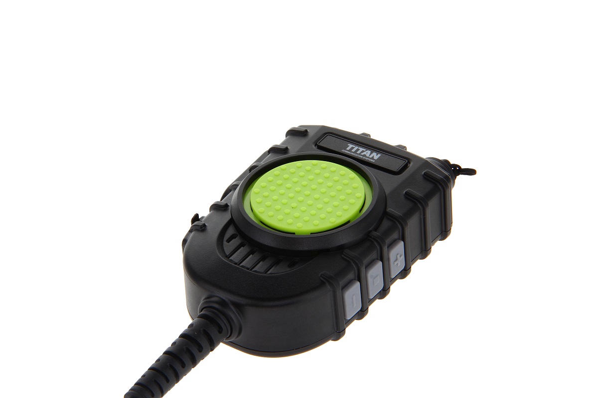 Radio noir avec haut-parleur vert et boutons latéraux.