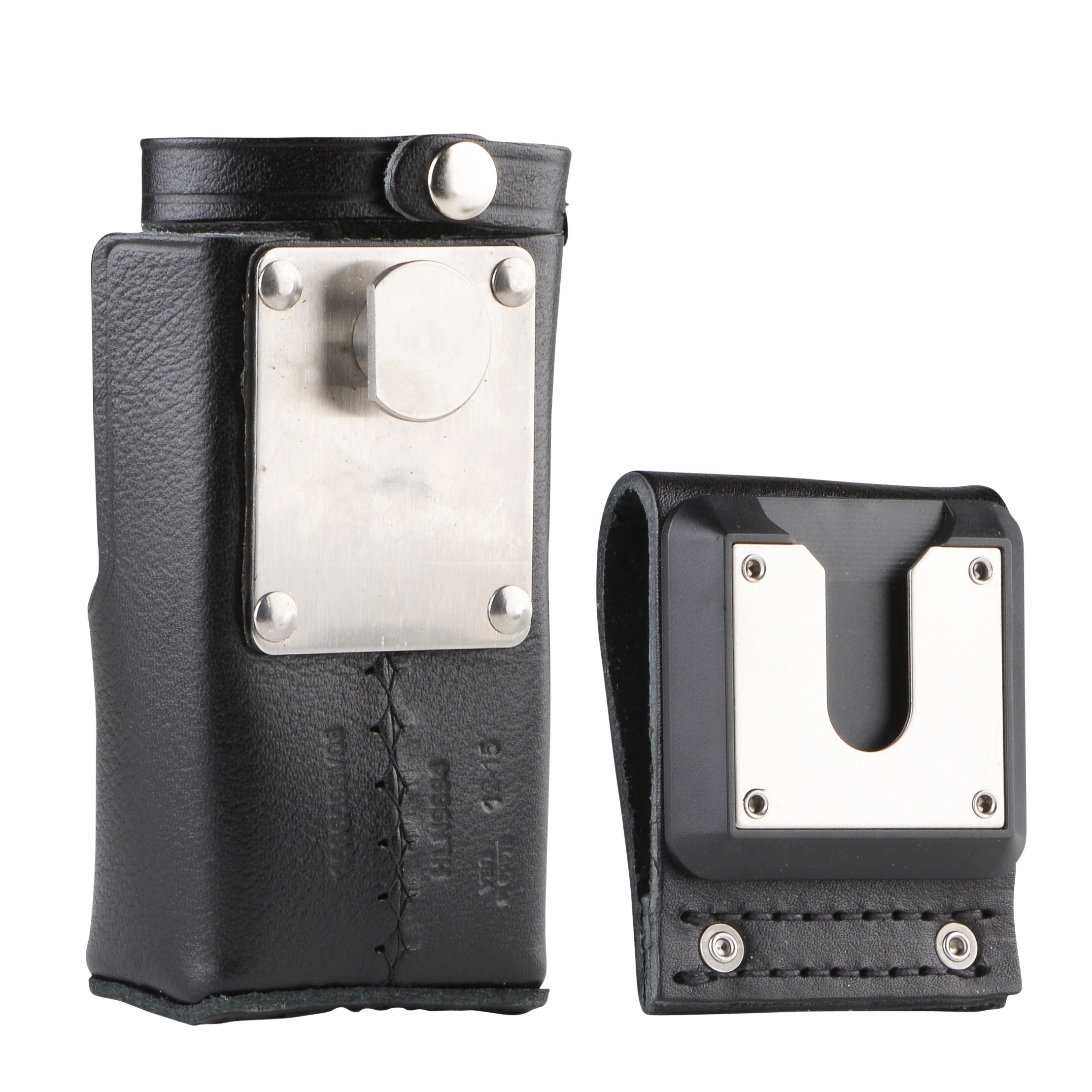 Twee zwarte leren hoesjes met metalen elementen, één staand, één liggend.