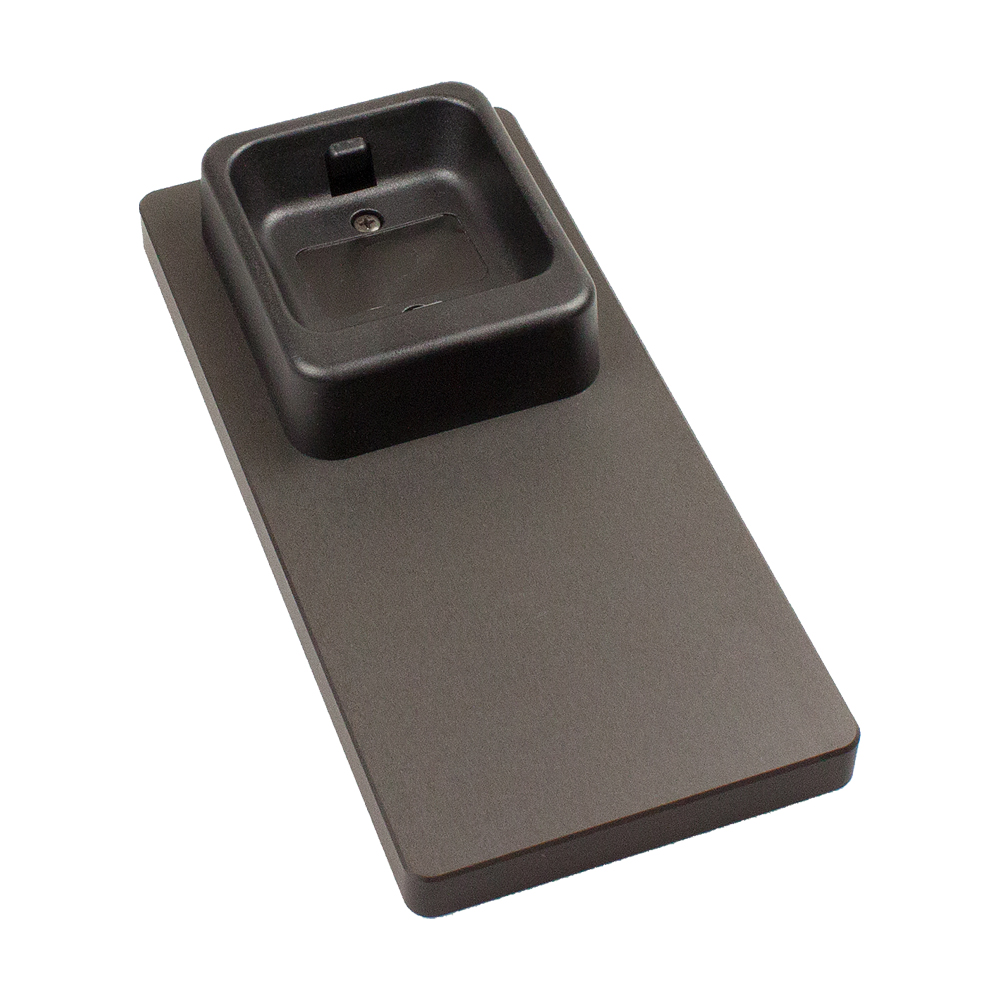 Station de charge électronique noire, design plat, rectangulaire.