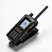 Radiotoestel met antenne in beschermhoes op witte achtergrond.