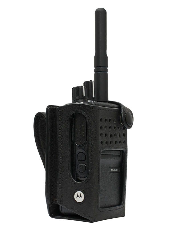 Zwart portofoon in hoes met antenne en knoppen.