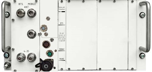 Achterkant van een technisch apparaat met aansluitbussen en handgrepen.