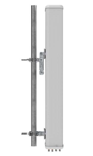 Een verticale buitenantenne gemonteerd op een metalen paal.