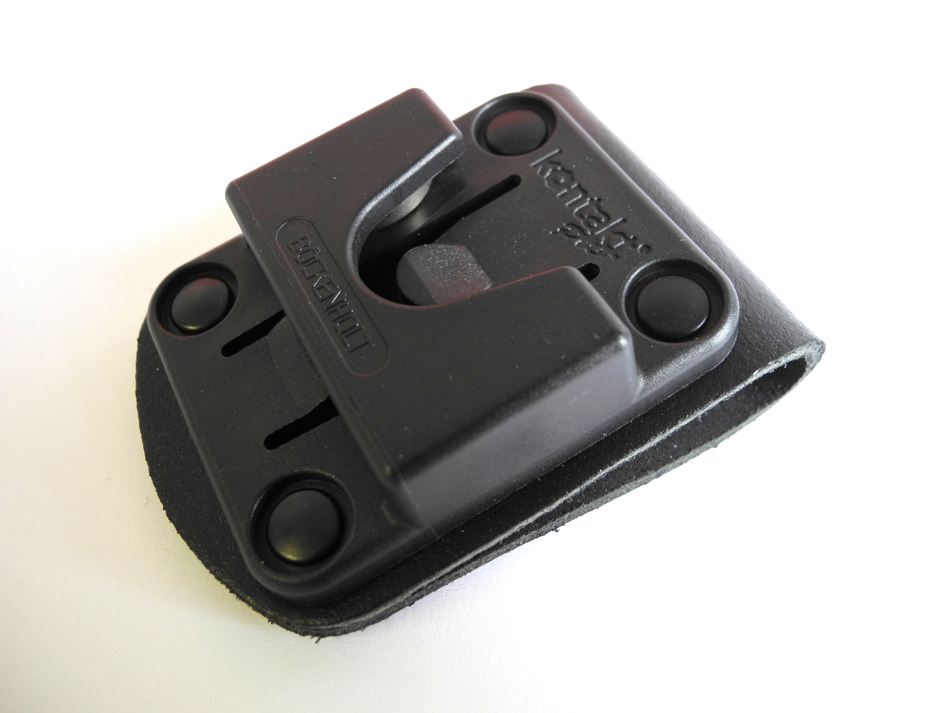 Zwarte riemhouder met bevestigingsclip en vier schroeven.