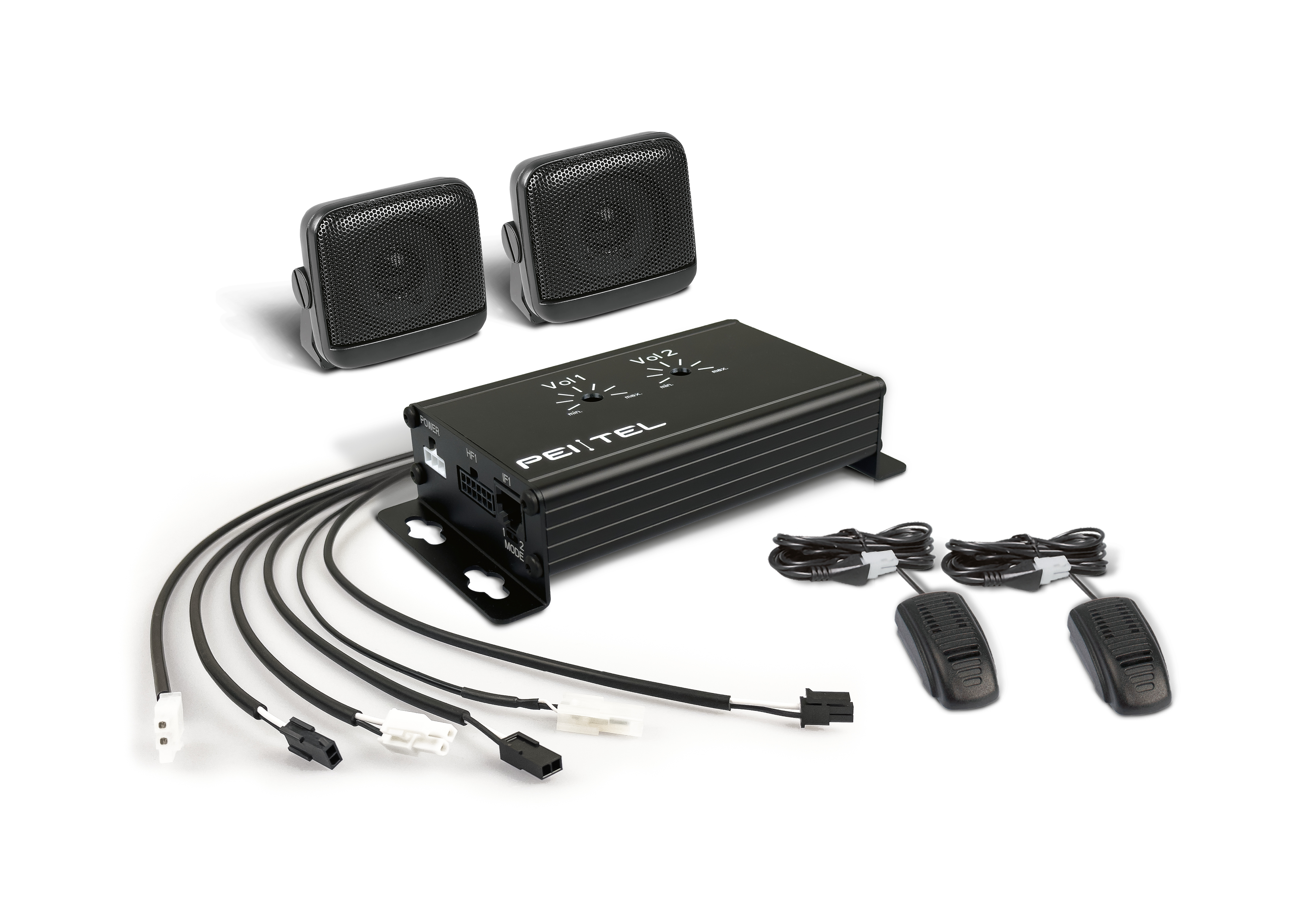 Amplificateur, deux haut-parleurs, câbles et unités de microphone sur fond blanc.