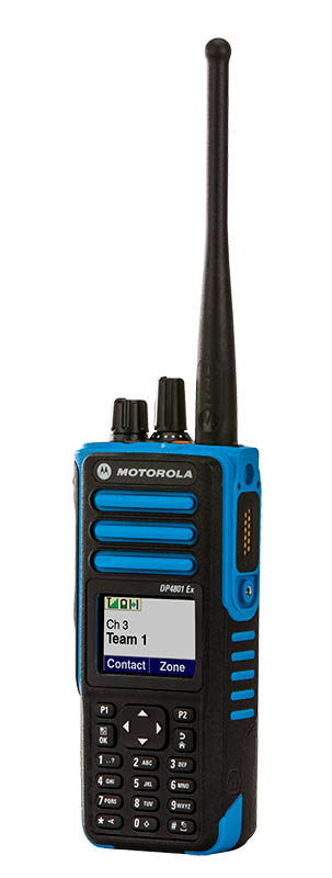 Een blauw-zwarte radio met knoppen, display en antenne.