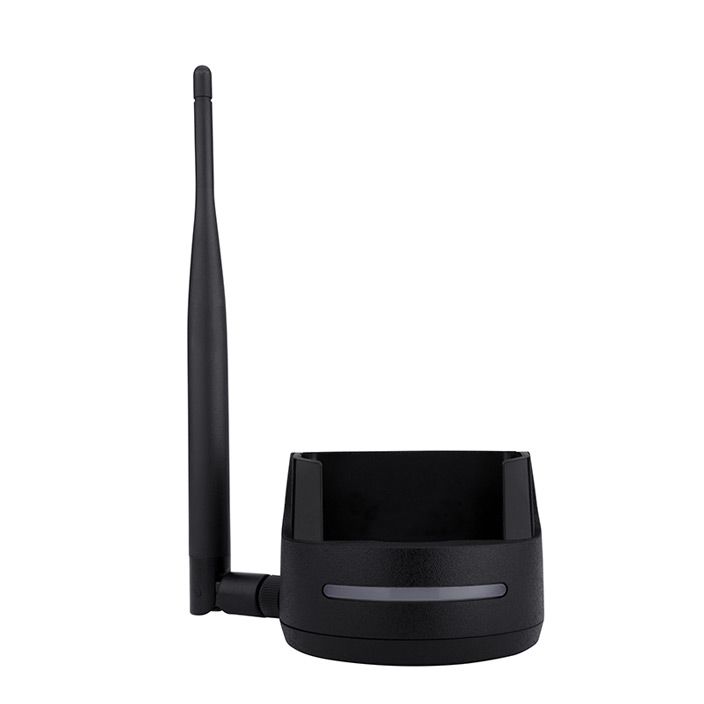 Zwarte antenne met basis, geschikt voor draadloze netwerken.