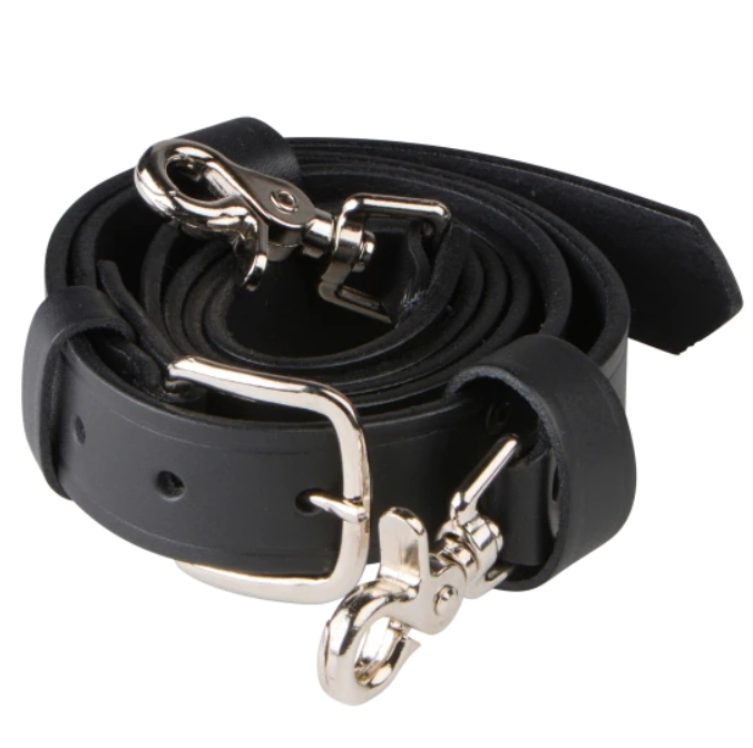 Sangle en cuir noir pliée avec fermoirs argentés.