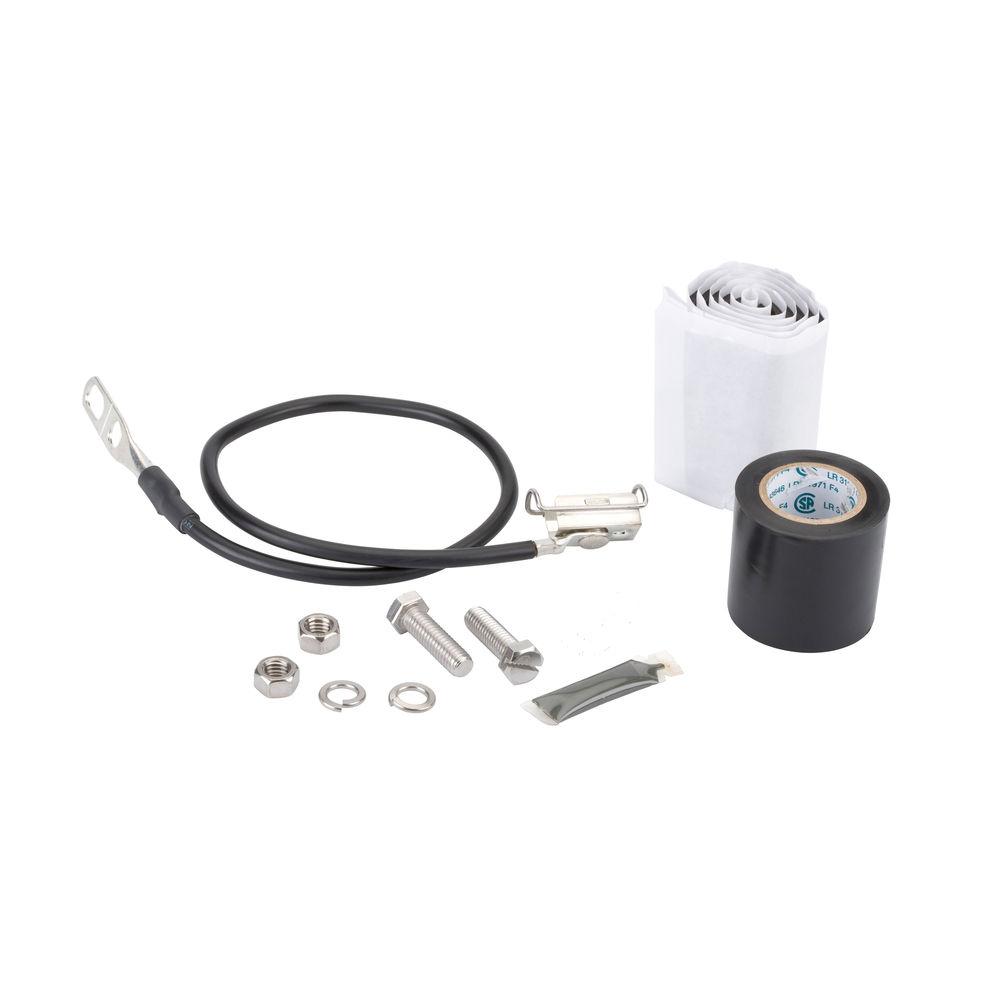 Verschillende elektrische accessoires, inclusief kabel, schroeven, moeren, tape en kleine onderdelen.
