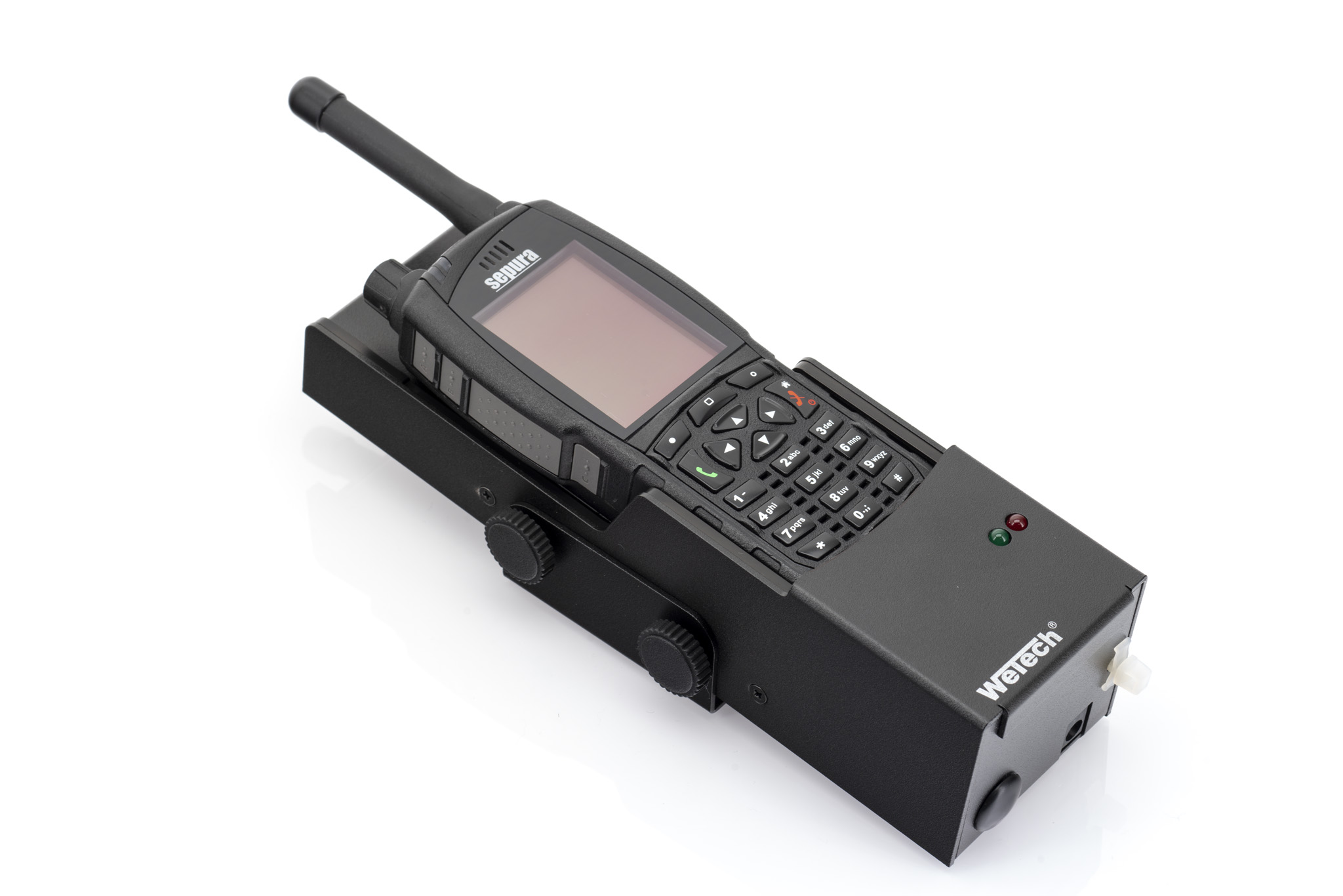 Zwart-grijze radio met antenne en toetsenbord op witte achtergrond.