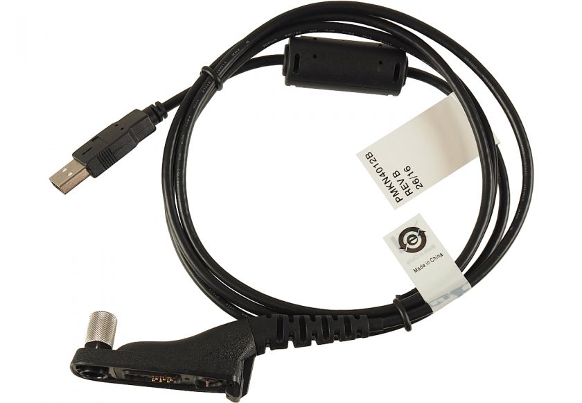 Câble USB avec noyau ferrite et deux connecteurs, un rectangulaire, un rond.