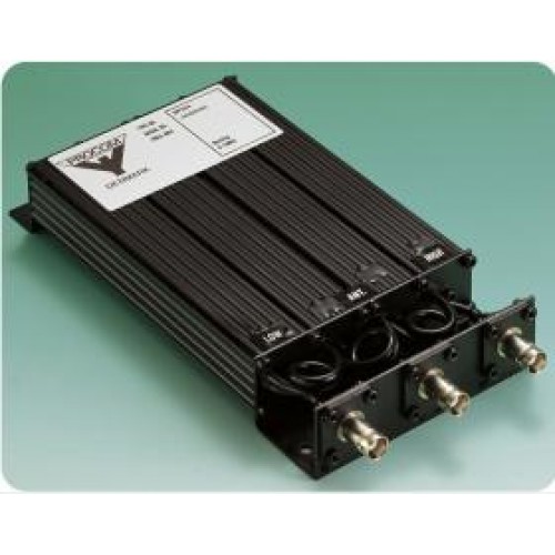 Boîtier électronique noir rectangulaire avec trois connecteurs sur surface verte.