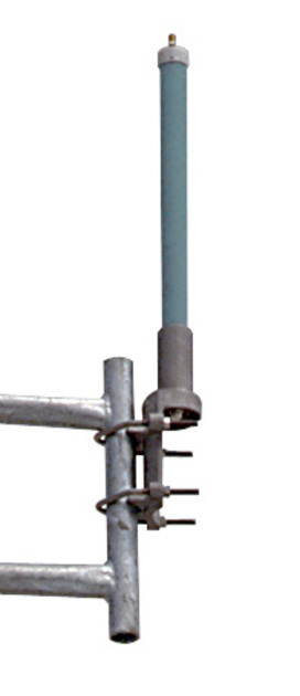 Metalen mast met een gemonteerde blauwe cilindrische antenne.