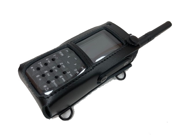 B_M37076.jpg Radiotoestel in zwart leren hoes met antenne en toetsen.