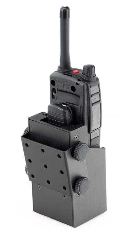 Zwarte walkietalkie in houder.