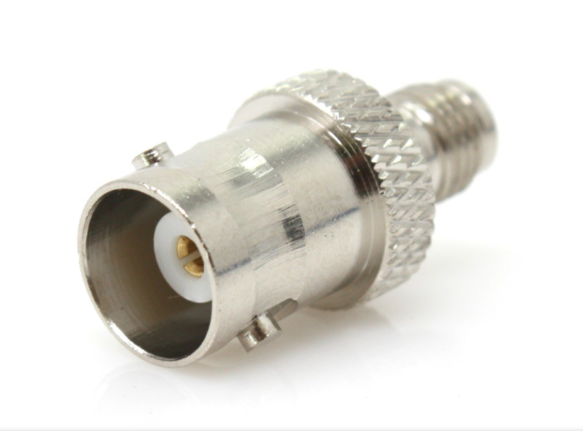 Adaptateur métallique avec surface lisse et moletée, connecteur coaxial.