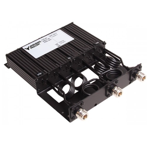 Zwart elektronisch module met kabelverbindingen en poorten.