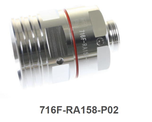 Raccord métallique, cylindrique, avec filetage et joint rouge.