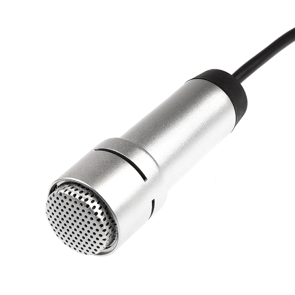 Zilverkleurige microfoon met kabel op witte achtergrond.