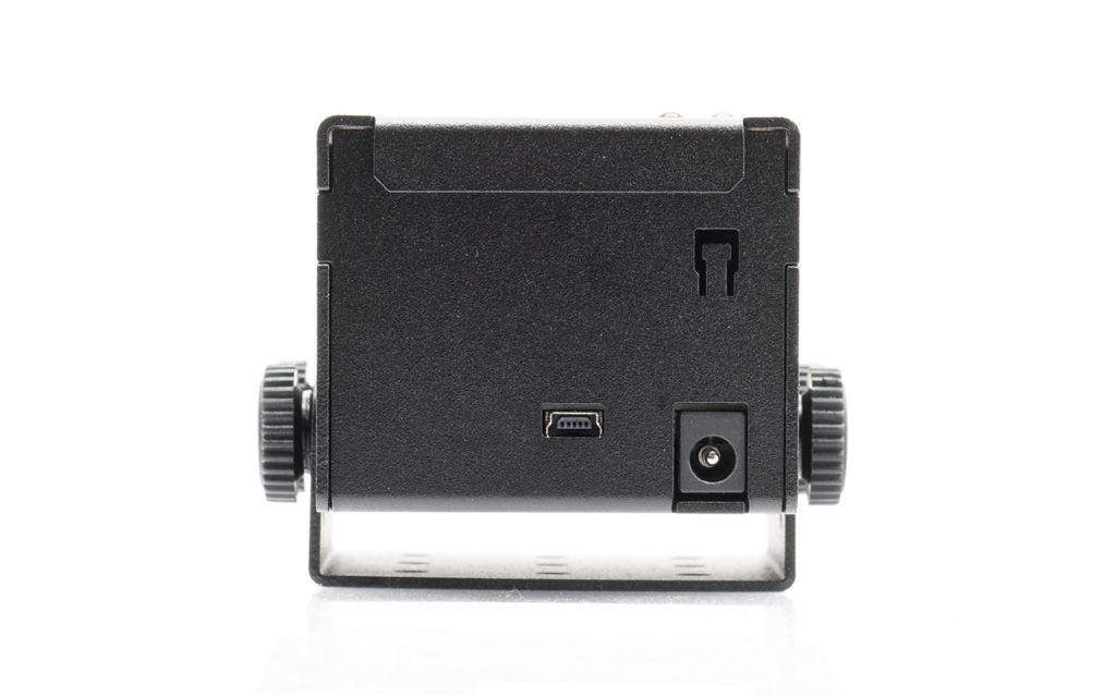 Achterkant van een zwart elektronisch apparaat met USB- en stroompoort.